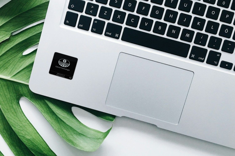 Mise en place du Gabriel-Chip Ordi noir sur ordinateur portable