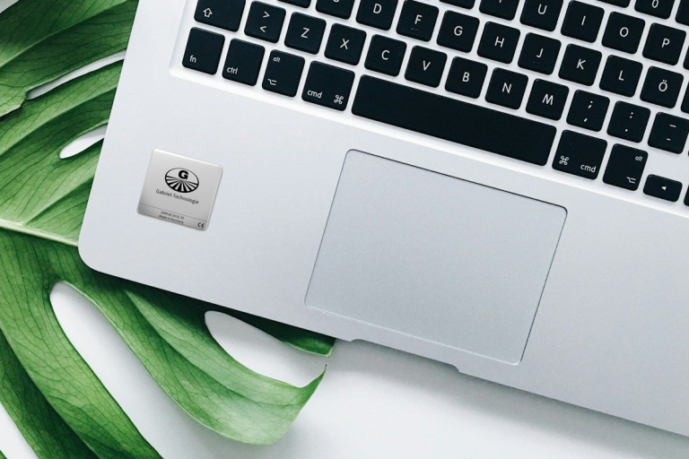 Mise en place du Gabriel-Chip Ordi argenté sur ordinateur portable